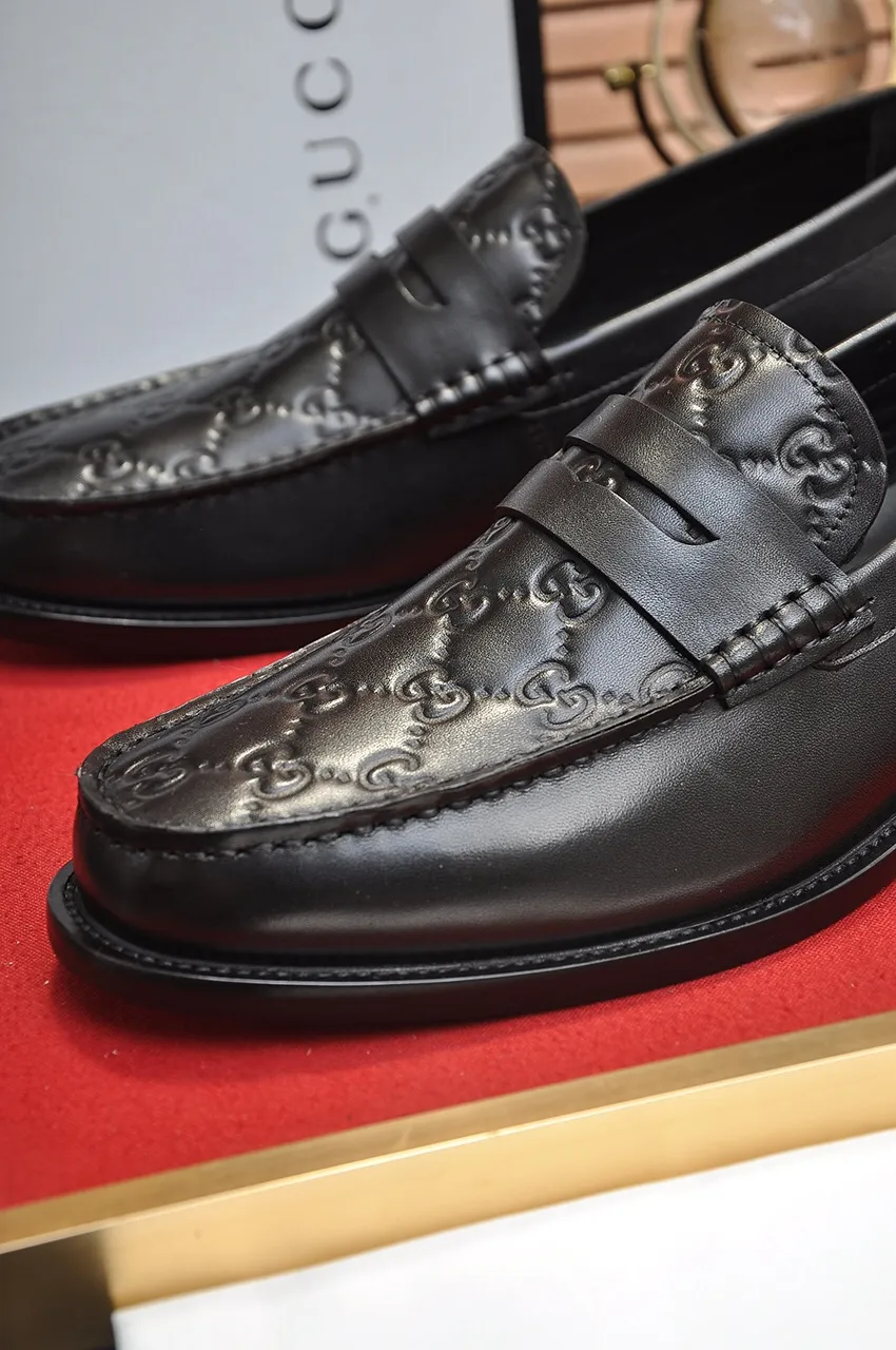 Men's shoes💰560💶Italy's top luxury men's shoe giant (GUCCI) (Gucci) (full cowhide lining) new arrival🍃Original European style🔰 Pleasant to the eye😍In order to make the shoes more durable and non-deformable🌀The production continues to follow traditional methods but there is still no lack of innovation💪Choose original sheepskin for the leather♻️ Smooth and natural And extra bright ⭐Made of imported cowhide, the first choice of rich people 38-45 (45 customized)